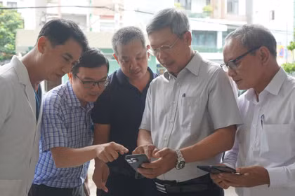 Phó Chủ tịch UBND TP Đà Nẵng Hồ Quang Bửu cùng lãnh đạo Sở Y tế Đà Nẵng kiểm tra khả năng vận hành của ứng dụng Y tế số OneCare tại Bệnh viện Đà Nẵng. Ảnh ĐQ.