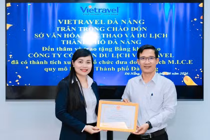 Ông Tán Văn Vương, Phó Giám đốc Sở VH-TT&DL TP Đà Nẵng tặng Giấy khen cho Vietravel.