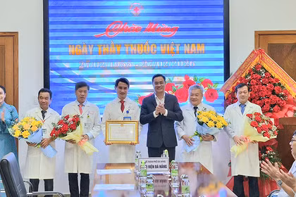 Bí thư Thành ủy Đà Nẵng Lê Ngọc Quang trao Bằng khen của TP cho Bệnh viện Đà Nẵng. 