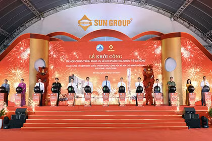 Các đại biểu thực hiện nghi lễ khởi công dự án Sun Galaxy Complex - tổ hợp lễ hội và giải trí đẳng cấp quốc tế đầu tiên của Đà Nẵng. Ảnh Lưu Huyền.