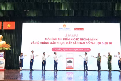 Lãnh đạo UBND TP Đà Nẵng và đại diện Agribank khởi động thí điểm Kiosk thông minh và hệ thống xác thực, cấp bản sao số tài liệu điện tử.