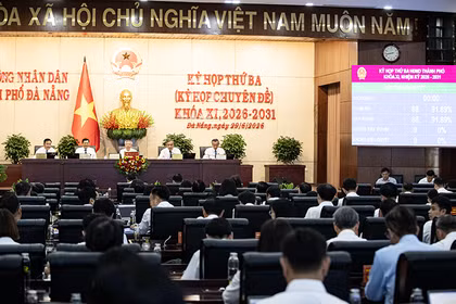 Các đại biểu HĐND TP Đà Nẵng khoá XI biểu quyết thông qua dự thảo Nghị quyết tại kỳ họp.