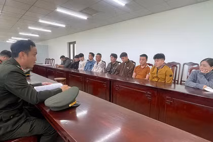 Các đối tượng tại cơ quan công an.