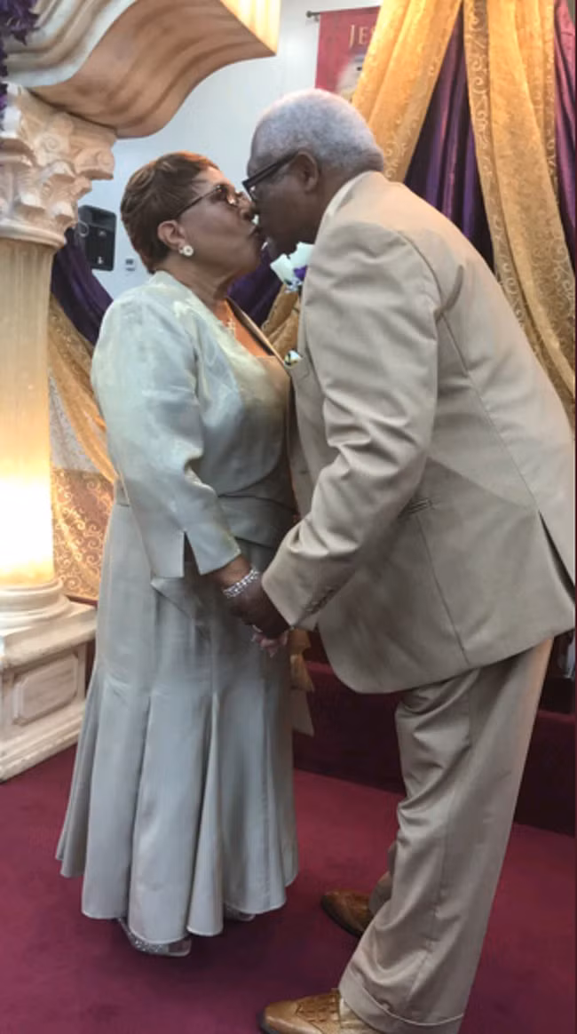 “Hai người gặp nhau khi mới 13 tuổi, kết hôn năm 18 tuổi. Đến nay họ đã có kỉ niệm ngày cưới lần thứ 50.”