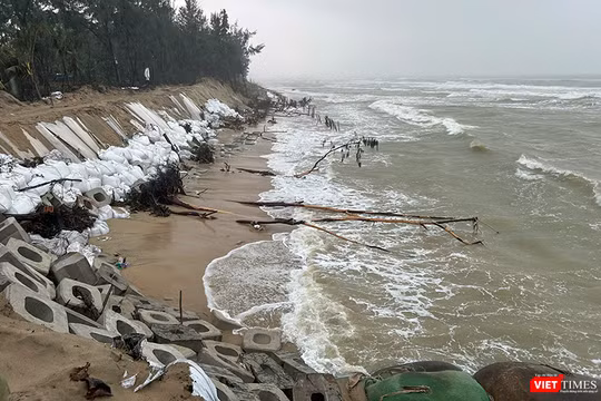 Bờ biển Hội An, Đà Nẵng bị xâm thực mạnh do biến đổi khí hâụ, nước biển dâng.