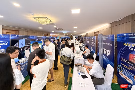 Một góc không gian triển lãm công nghệ tại ngày hội Khởi nghiệp đổi mới sáng tạo thành phố Đà Nẵng (SURF) 2025. Ảnh: XM