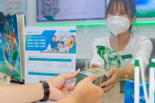 Cạnh tranh ở kênh tiền gửi dân cư cao do nhu cầu vốn của nền kinh tế tăng lên. Ảnh: Hải Thu