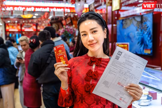 Nhiều doanh nghiệp bán vàng qua giấy hẹn, khách hàng thanh toán trước, nhận vàng sau. Ảnh minh họa. 