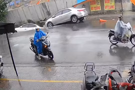 Clip: Khoảnh khắc camera nhà dân ghi cảnh hố tử thần nuốt 2 ô tô ở Đà Nẵng