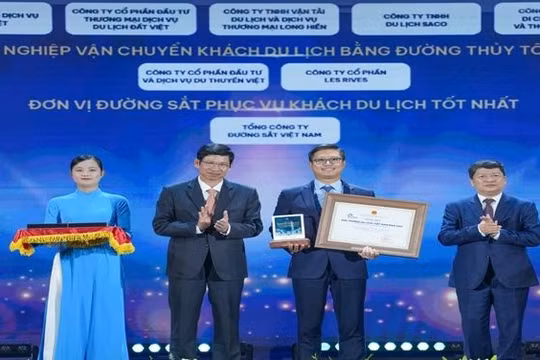  Vietnam Airlines nhận giải thưởng “Hãng hàng không phục vụ khách du lịch tốt nhất”