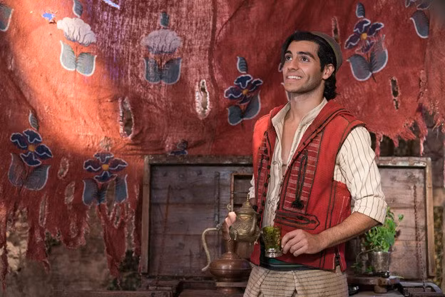 Tạo hình của Aladdin (Mena Massoud) trong phim. Tạo hình của Aladdin (Mena Massoud) trong phim.