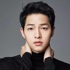 Ước tính, tổng tài sản của Song Joong Ki hiện tại lên đến hơn 1.000 tỉ đồng. Ước tính, tổng tài sản của Song Joong Ki hiện tại lên đến hơn 1.000 tỉ đồng.