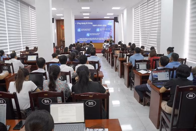 Hơn 100 cán bộ địa phương tham dự buổi tập huấn