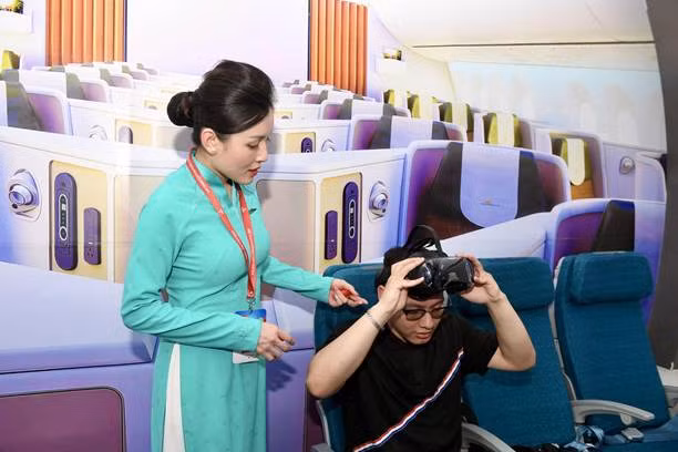 Tại khoang hành khách mô phỏng máy bay thân rộng, khách tham quan có thể trải nghiệm dịch vụ Internet trên không, mới được Vietnam Airlines giới thiệu trên dòng Airbus A350, cùng hệ thống giải trí hiện đại, ghế ngồi tiện nghi và công nghệ thực tế ảo. Khu vực này giúp công chúng hình dung rõ hơn dịch vụ với chất lượng đẳng cấp của Vietnam Airlines trên bầu trời.