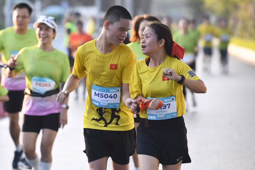 Ảnh 4_ Giải chạy năm nay tiếp tục có sự góp mặt của các VĐV khiếm thị.jpg