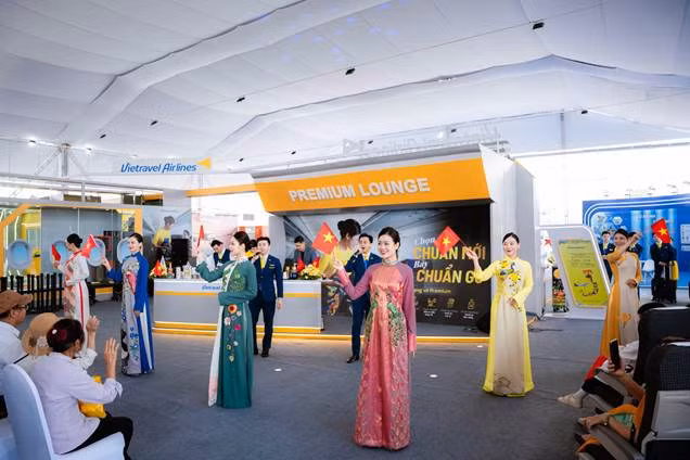 Khán giả thưởng thức show nghệ thuật “Sải cánh Việt Nam” do chính các tiếp viên của Vietravel Airlines biểu diễn