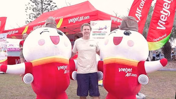 Màu đỏ đặc trưng của Vietjet nổi bật giữa Pelican Park.