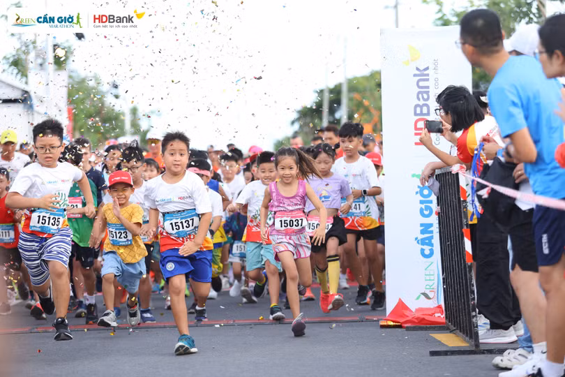 Hình 6_Các Runners “nhí” hào hứng bứt tốc ngay khi tiếng cói xuất phát cất lên .jpg