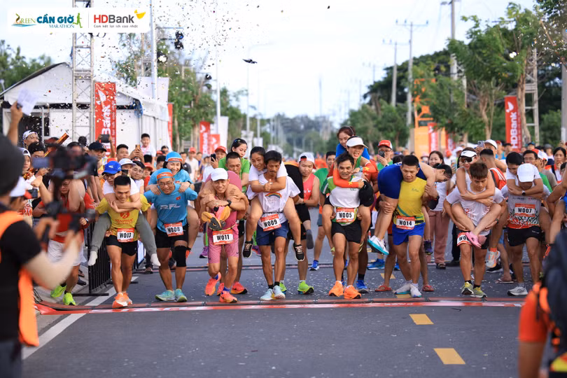 Hình 7_“Chồng cõng vợ” là “đặc sản” của giải đấu vì tính sáng tạo, thú vị góp phần gắn kết tình cảm lứa đôi.jpg