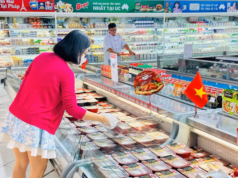 Khách hàng mua sắm mặt hàng thịt ủ mát MEATDeli tại siêu thị.jpg