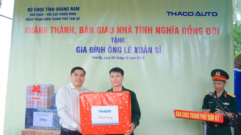 Bàn giao nhà và trao quà cho ông Lê Xuân Sĩ (xã Tam Thăng, TP. Tam Kỳ)