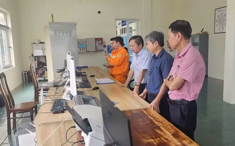 Ông Lê Đình Chiến kiểm tra tình hình vận hành tại Tổ TTLĐ Tam Kỳ