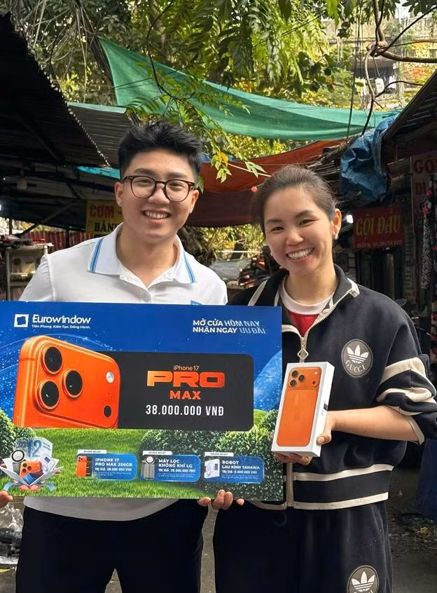 Khách hàng nhận iPhone 17 Pro Max 256GB- quà tặng trong chương trình khuyến mãi “Mở cửa hôm nay – Nhận ngay ưu đãi”
