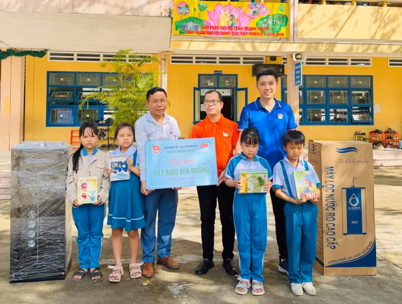 Trao tặng quà cho Thầy trò trường Tiểu học Nhơn Phú.