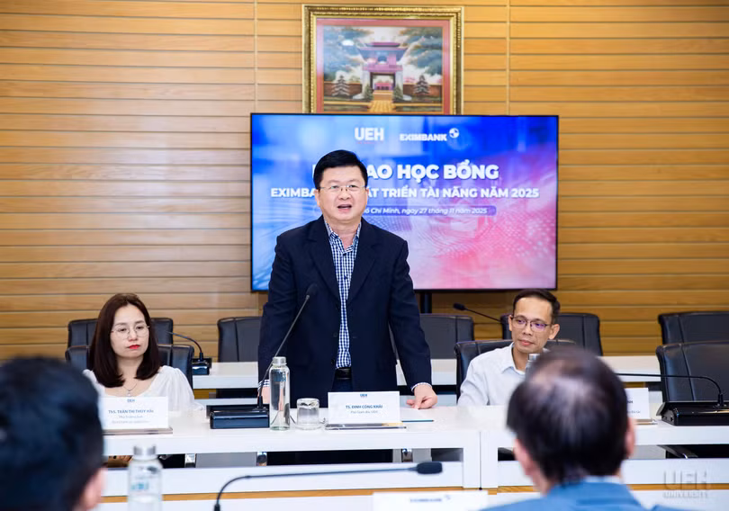 Trao hoc bong UEH 2025 (2).jpeg