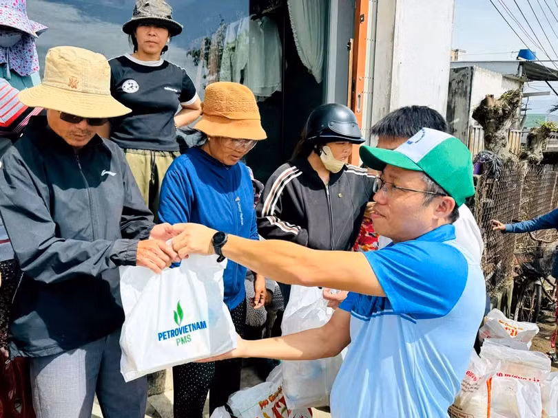 Ông Võ Ngọc Tuyên, Phó Giám đốc PMS trao quà hỗ trợ người dân