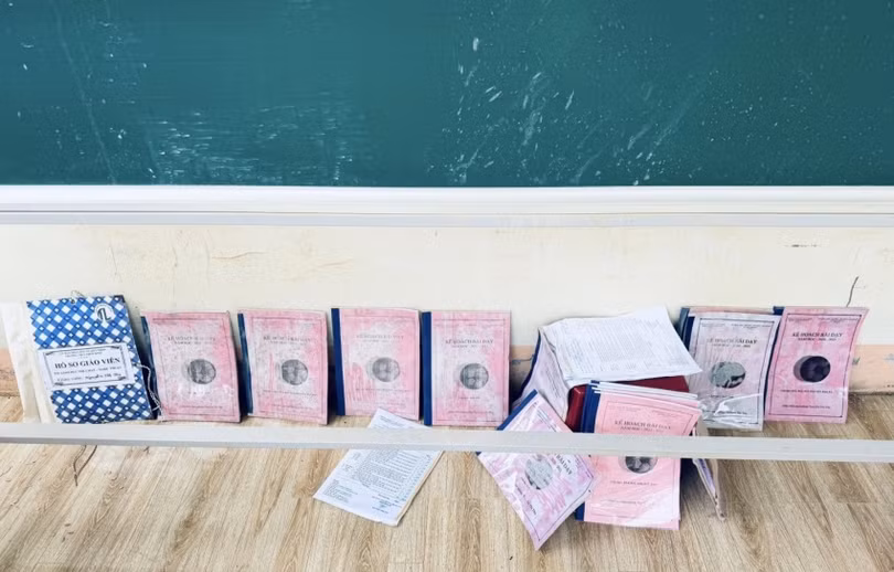 Chứng kiến những mất mát mà thầy trò vùng lũ phải gánh chịu, đoàn viên thanh niên Vietsovpetro không khỏi xúc động.