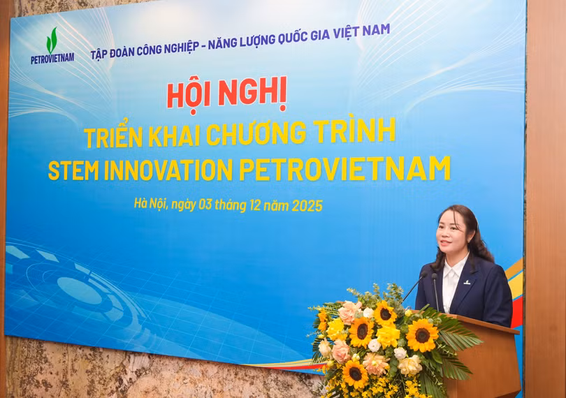 Đồng chí Vũ Thị Thu Hương, Phó Trưởng Ban Truyền thông và Văn hóa doanh nghiệp Petrovietnam báo cáo tiến độ và lộ trình triển khai chương trình "STEM Innovation Petrovietnam".
