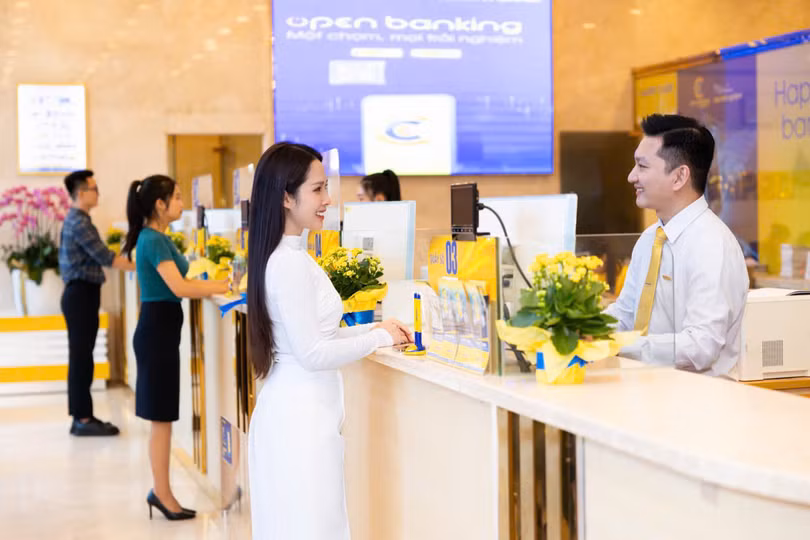 Khách hàng giao dịch tại Nam A Bank.