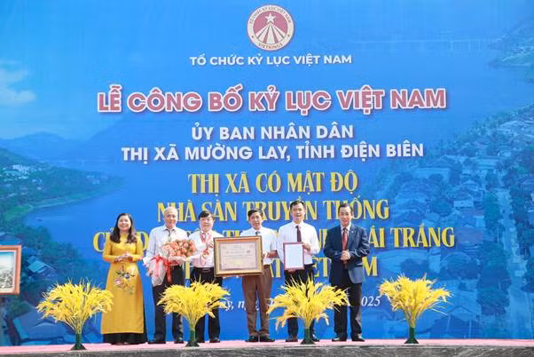 Mường Lay là một trong những vùng đất duy nhất tại Tây Bắc còn bảo tồn được hệ thống nhà sàn cổ truyền thống với mật độ dày đặc quy hoạch bài bản nhất Việt Nam