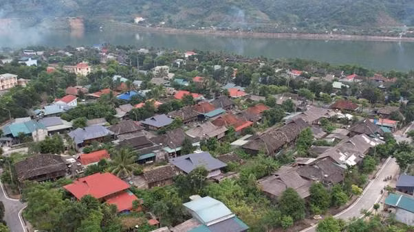 Khung cảnh nhà sàn truyền thống tại thị xã Mường Lay nhìn từ trên cao