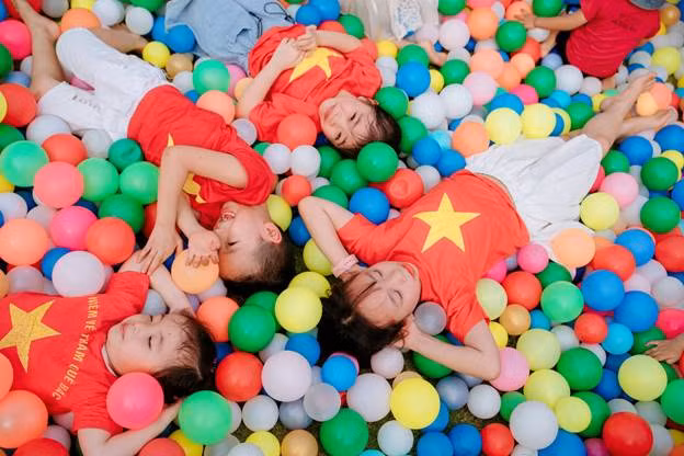 Trẻ nhỏ được vui đùa trong kì nghỉ lễ