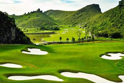 Đến với khách sạn Legend Valley, du khách sẽ có những trải nghiệm nghỉ dưỡng không thể nào quên khi thử sức trên sân gôn đẳng cấp thế giới Legend Valley Country Club được thiết kế bởi Nicklaus Design, công ty thiết kế sân gôn hàng đầu thế giới do huyền thoại gôn Gấu Vàng Jack Nicklaus sáng lập.