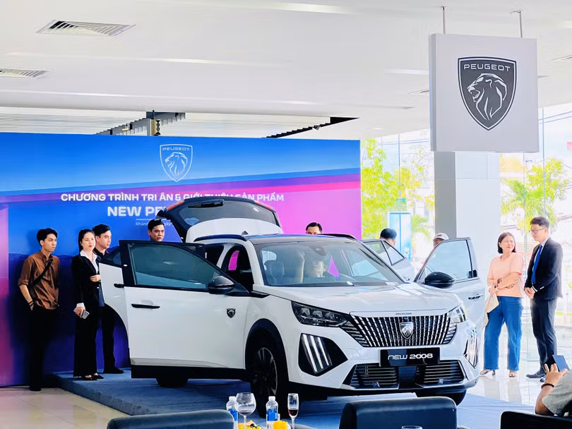 Khách hàng tham quan và trải nghiệm New Peugeot 2008