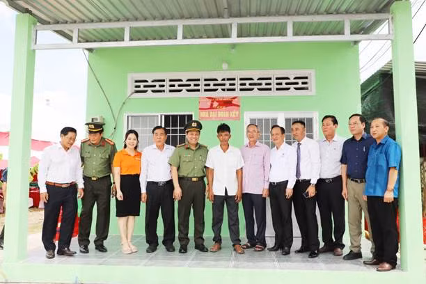 Lãnh đạo Bộ Công an, tỉnh Bạc Liêu và đại diện Tập đoàn T&amp;T Group, Ngân hàng SHB dự khánh thành nhà của hộ dân được hỗ trợ