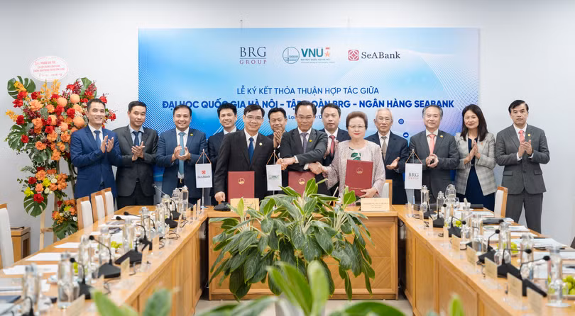 02 Đại diện Tập đoàn BRG, Ngân hàng SeABank và Đại học Quốc gia Hà Nội ký kết thỏa thuận hợp tác.jpg