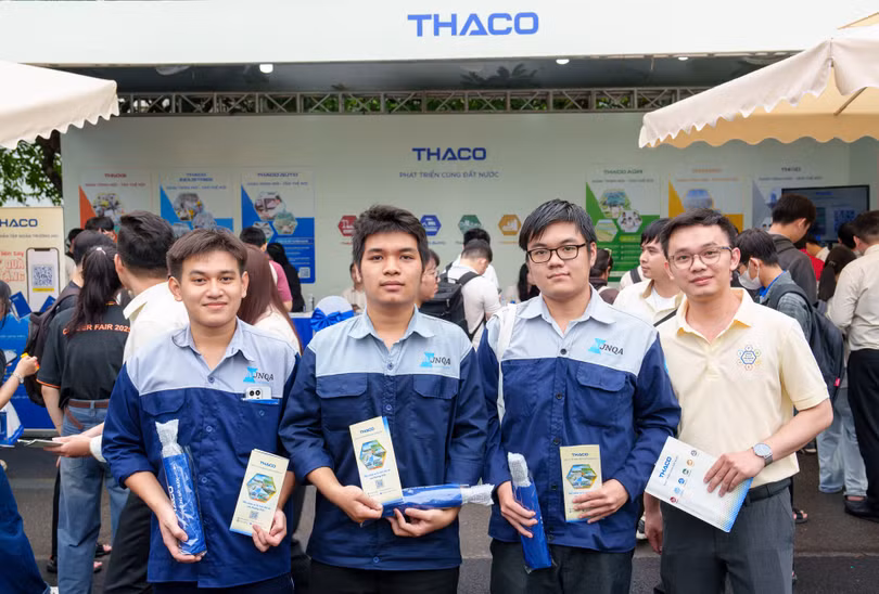 Gần 900 sinh viên hào hứng tham gia minigame “Tìm hiểu về THACO” và hoạt động check-in nhận quà tại gian hàng