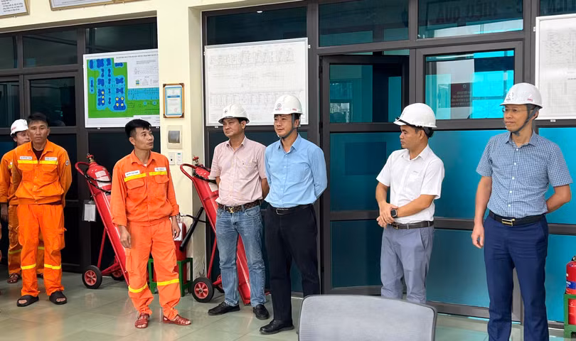 Phó Tổng giám đốc EVNNPT Lưu Việt Tiến nghe báo cáo tình hình vận hành và chuẩn bị ứng phó bão số 11 tại Phòng điều khiển Trạm biến áp 500kV Quảng Ninh