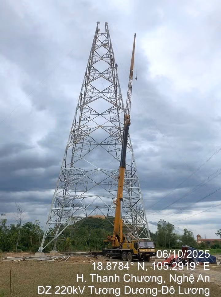 Thi công dựng cột Dự án đường dây 220kV Tương Dương – Đô Lương