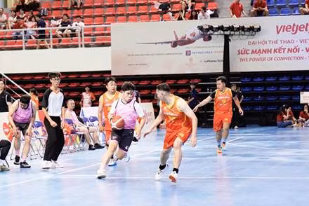 Sàn đấu bóng rổ nóng lên với những cú ném ăn điểm chuẩn xác, tốc độ và sự phối hợp ăn ý