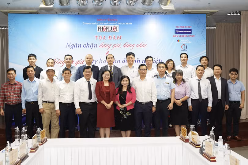 Tọa đàm có sự tham gia của đại diện của nhiều cơ quan, ban, ngành, các chuyên gia, các doanh nghiệp và đại diện các hiệp hội