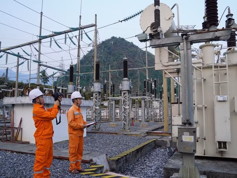 Công nhân Xí nghiệp lưới điện cao thế Lai Châu kiểm tra vận hành TBA 110kV bằng camera nhiệt