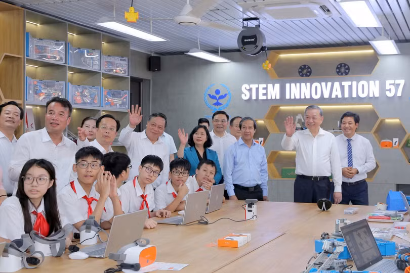 Tổng Bí thư Tô Lâm tham quan và trò chuyện với các em học sinh tại Phòng thực hành giáo dục STEM Trường THCS Cầu Giấy được Petrovietnam đồng hành và góp phần tài trợ.