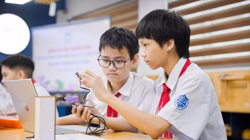Học sinh tìm hiểu các thiết bị học tập trong phòng Giáo dục thực hành STEM tại trường THCS Tây Mỗ 3 (Hà Nội).