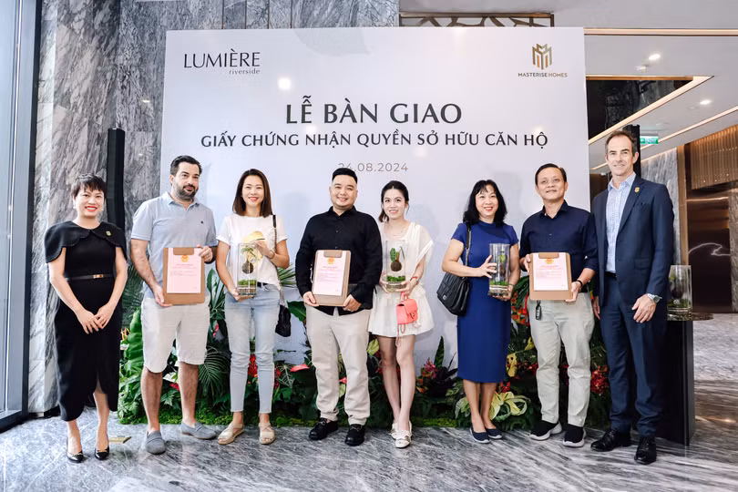 Hình 1_Lumiere riverside_bàn giao sổ hồng.jpg