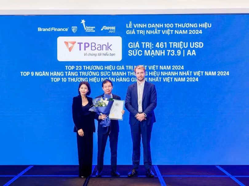 PTGĐ Lê Hồng Nam nhận giải từ BF.jpg